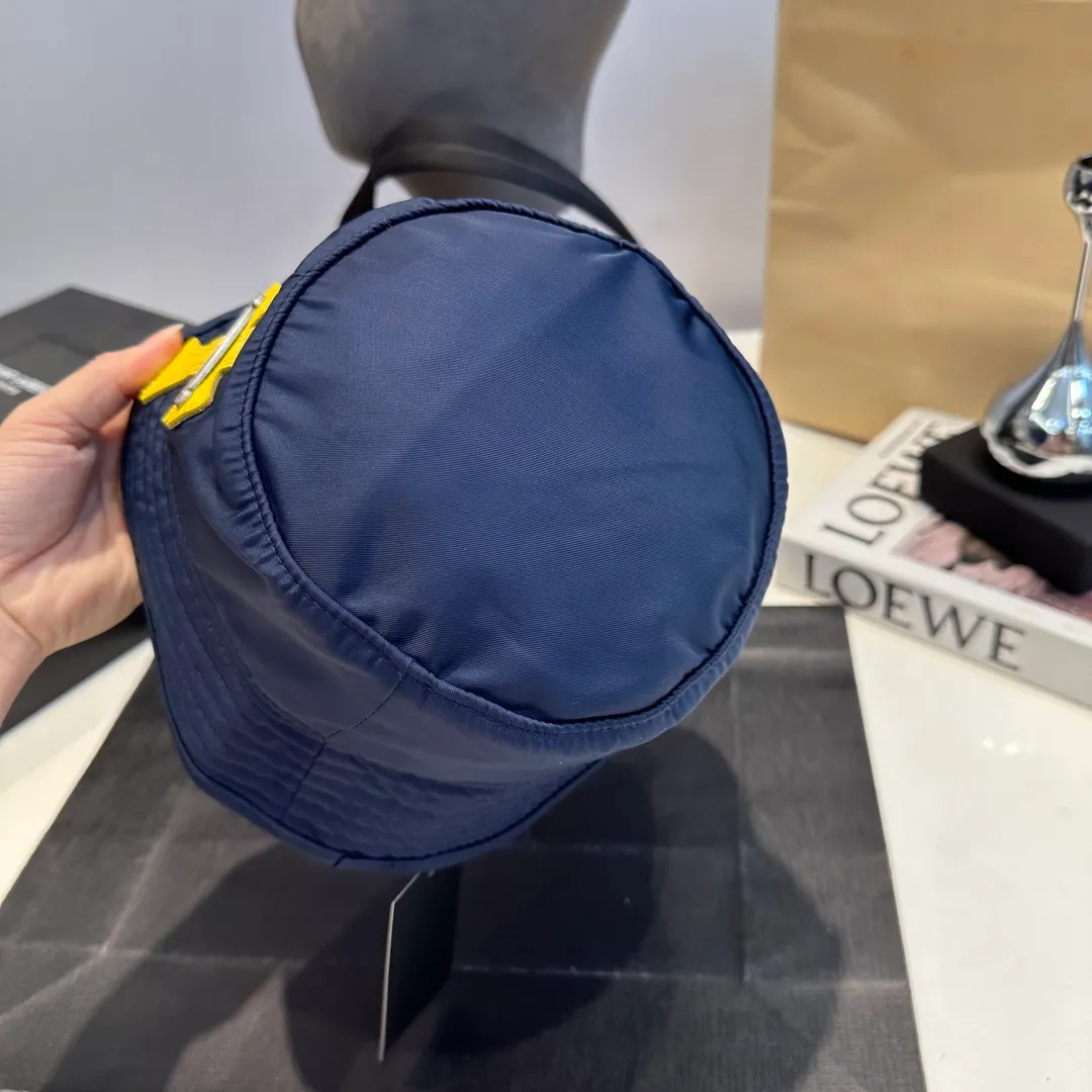P70 𝐶ℎ𝑟𝑜𝑚𝑒 𝐻𝑒𝑎𝑟𝑡𝑠 Crow Heart Chocolate Barbie Pink Cross Leather Brand Horseshoe Roll Sleeves Sanskrit Letters Fisherman Hat Sun Hat
